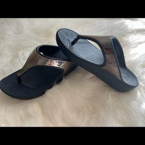 Crocs Sloane Embellished Women Flip in Navy. Worn 2 times. Comfortable